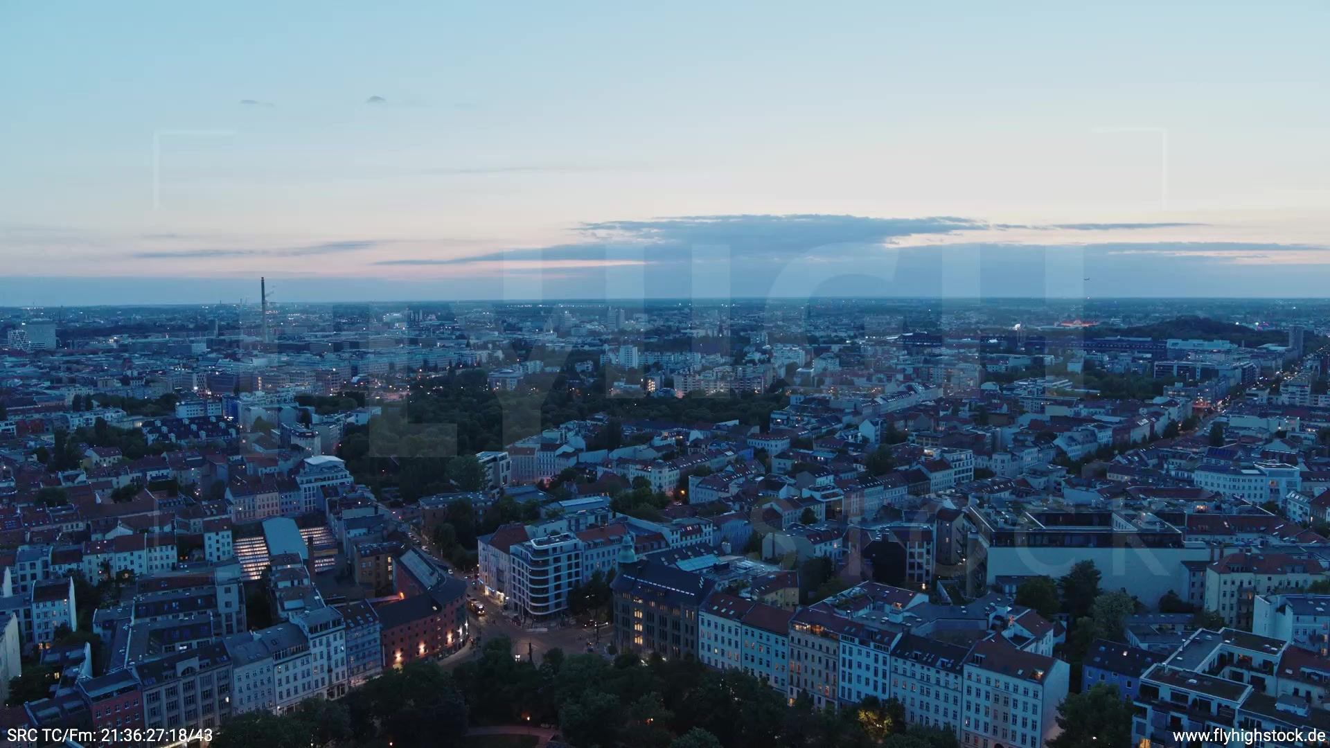 Berlin Volkspark am Weinberg Skyline Zuflug abends 4
