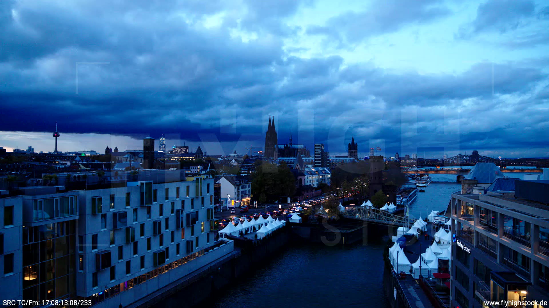 Köln Rheinaufhafen Skyline tiefer Zuflug abends C024_C002