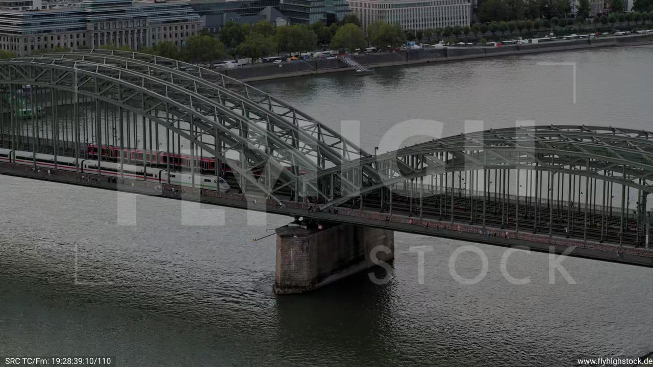 Köln LVR Parallelflug nach unten C036_C013