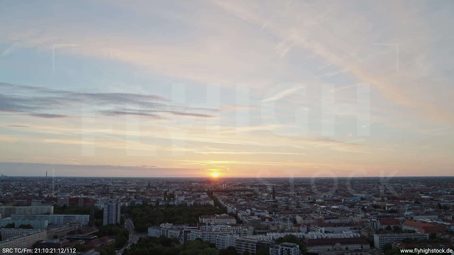 Berlin Volkspark Friedrichshain Skyline Parallelflug abends
