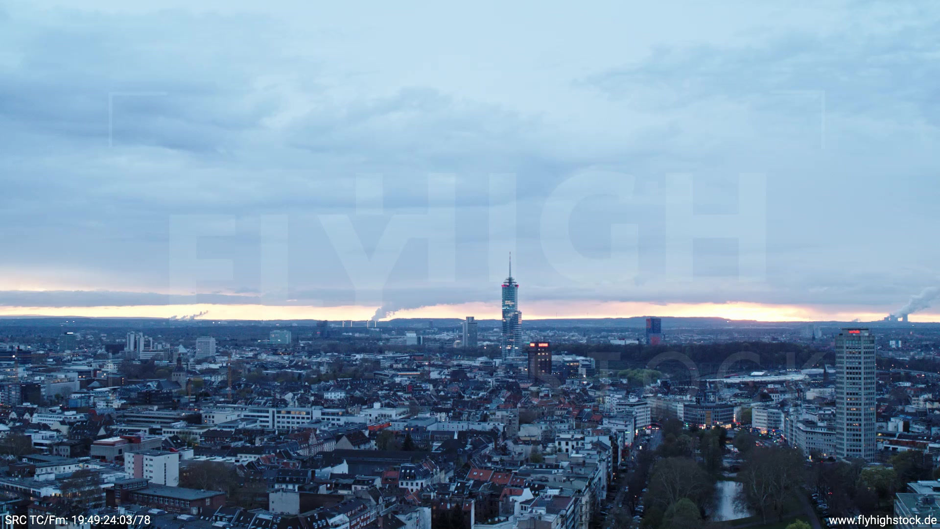 Köln Westufer Skyline Parallelflug abends