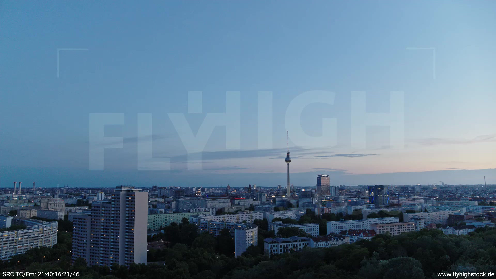Berlin Volkspark Friedrichshain Alexanderplatz Skyline Parallelflug abends 3