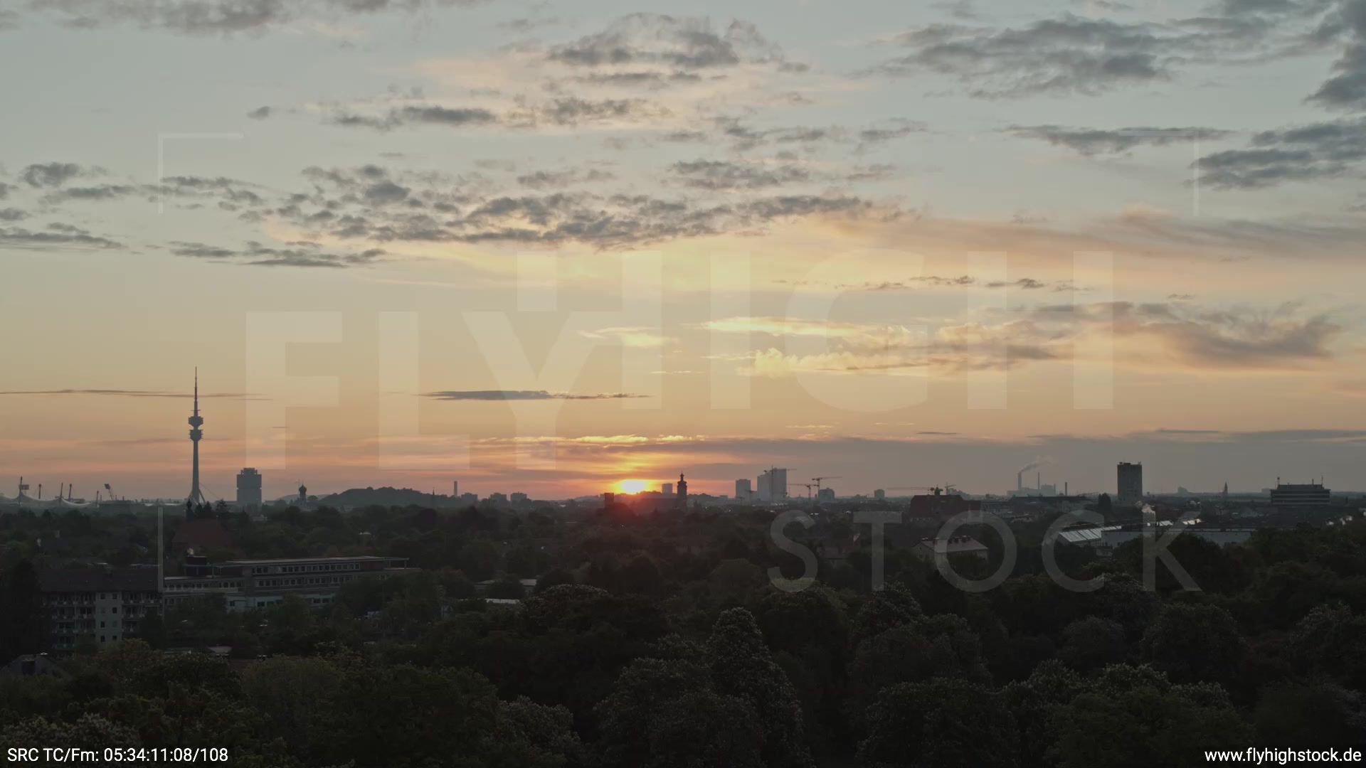 München Hirschgarten Olympiaturm Skyline Zuflug morgens 5