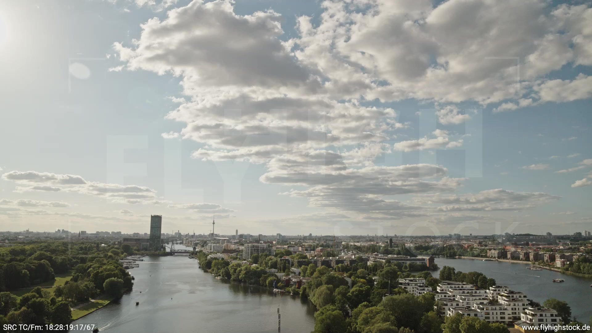 Berlin Treptower Park Skyline Parallelflug tagsüber 2
