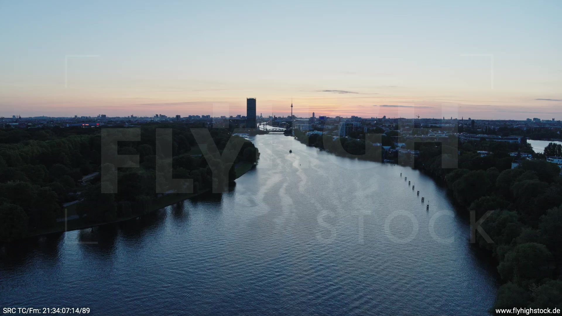 Berlin Treptower Park Skyline Zuflug abends 5