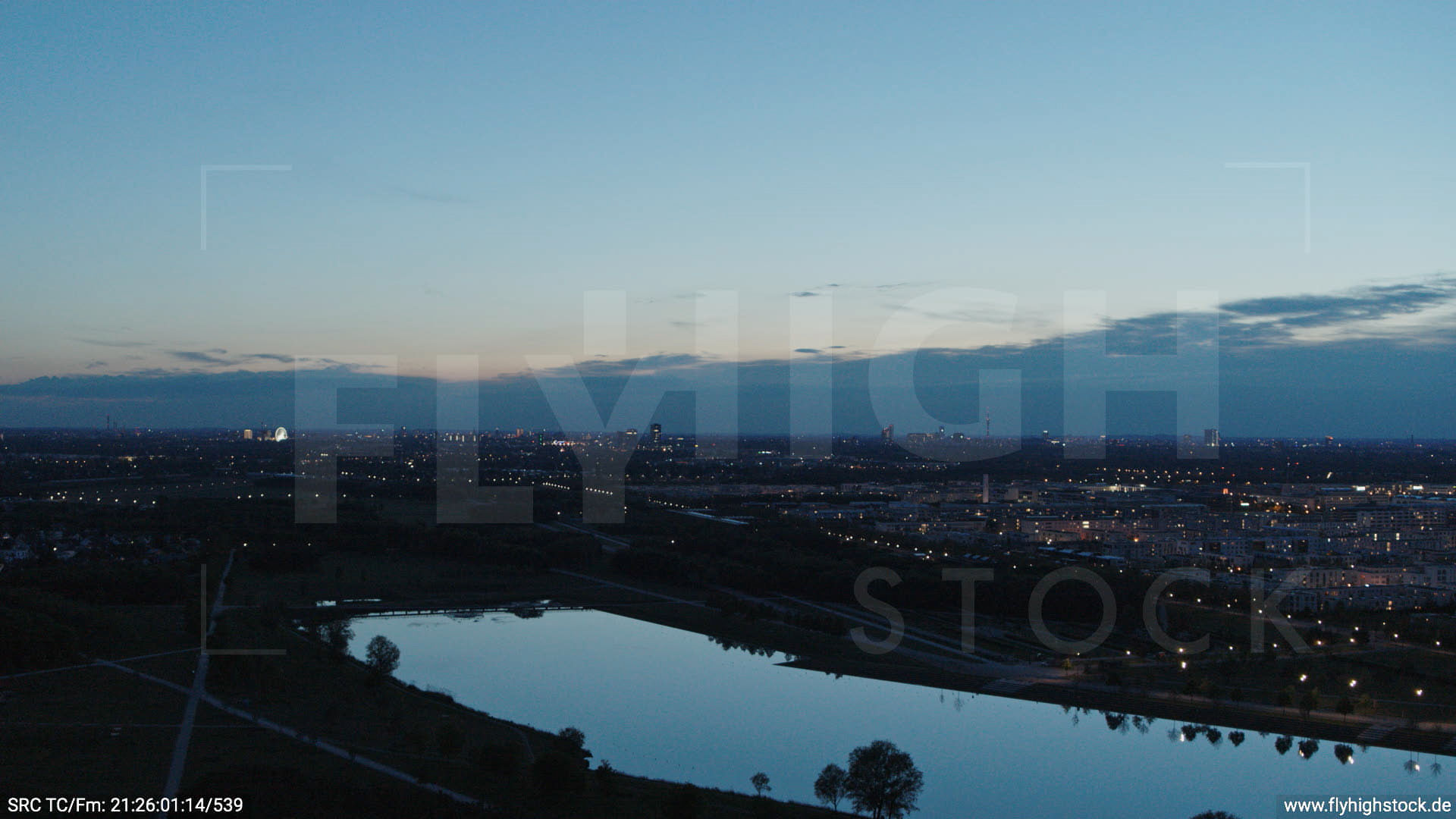 München Riemer Park Skyline Hub abends 2