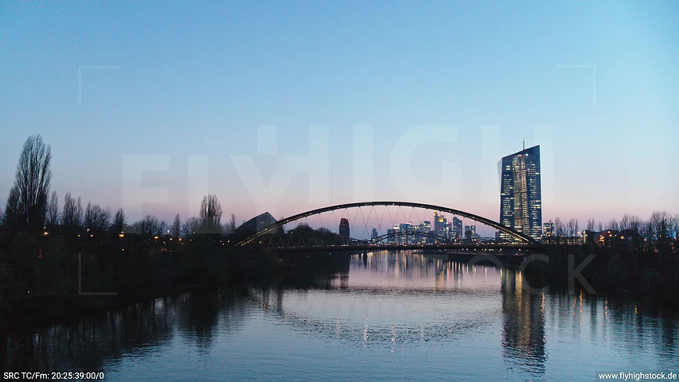 Frankfurt Osthafenbrücke Hub Skyline abends 12