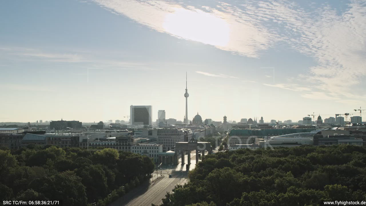 Berlin Tiergarten Brandenburger Tor tiefer Rückflug morgens D030_C019