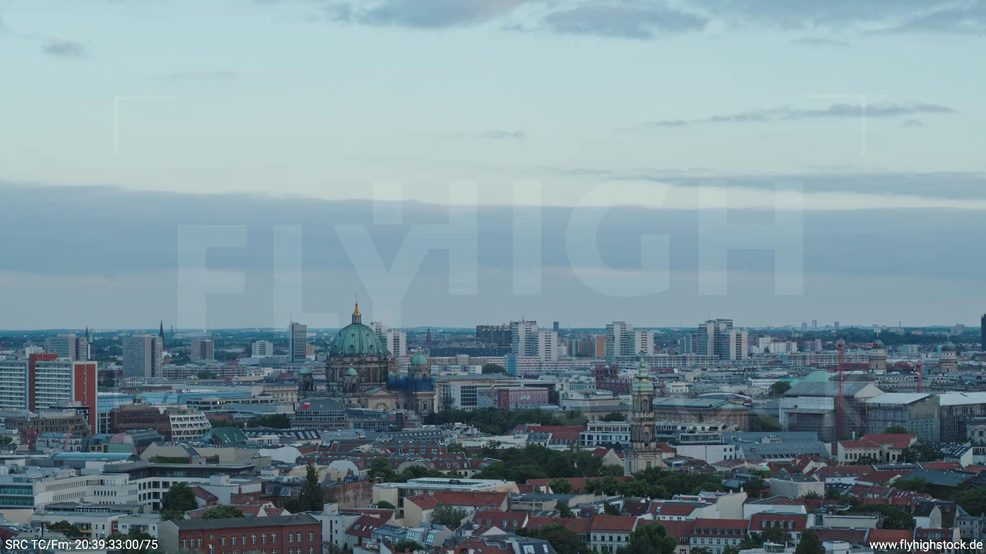 Berlin Volkspark am Weinberg Dom Skyline Zuflug abends
