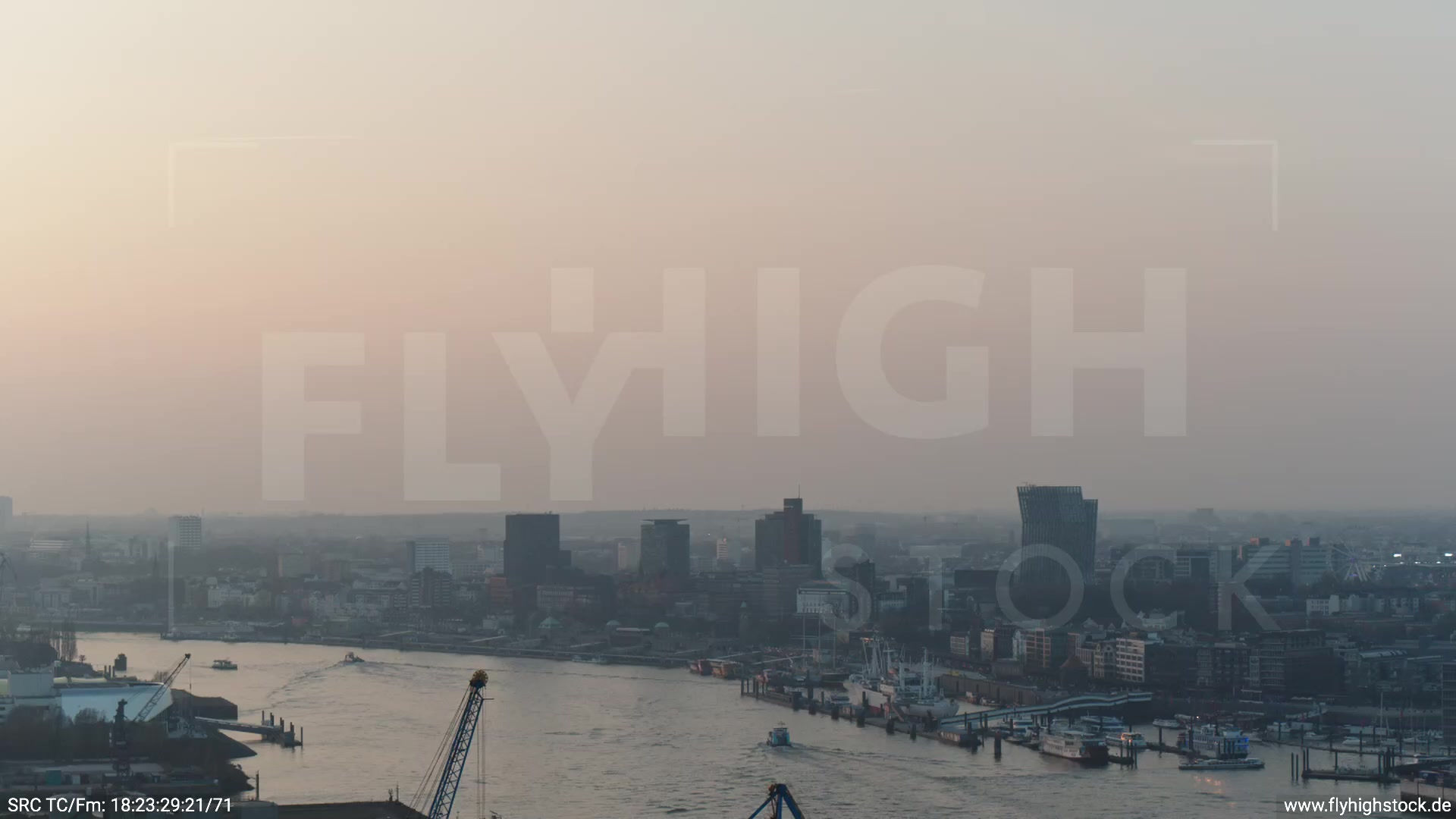 Hamburg Südwesthafen Überflug Elbe abends 4