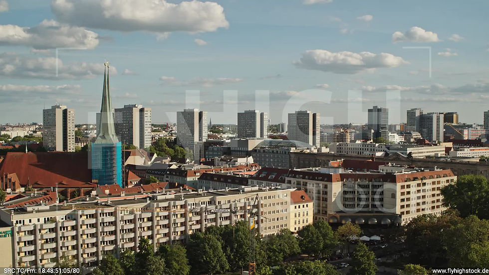 Berlin Neptunbrunnen Hochhaus Skyline tiefer Rückflug abends D041_C018