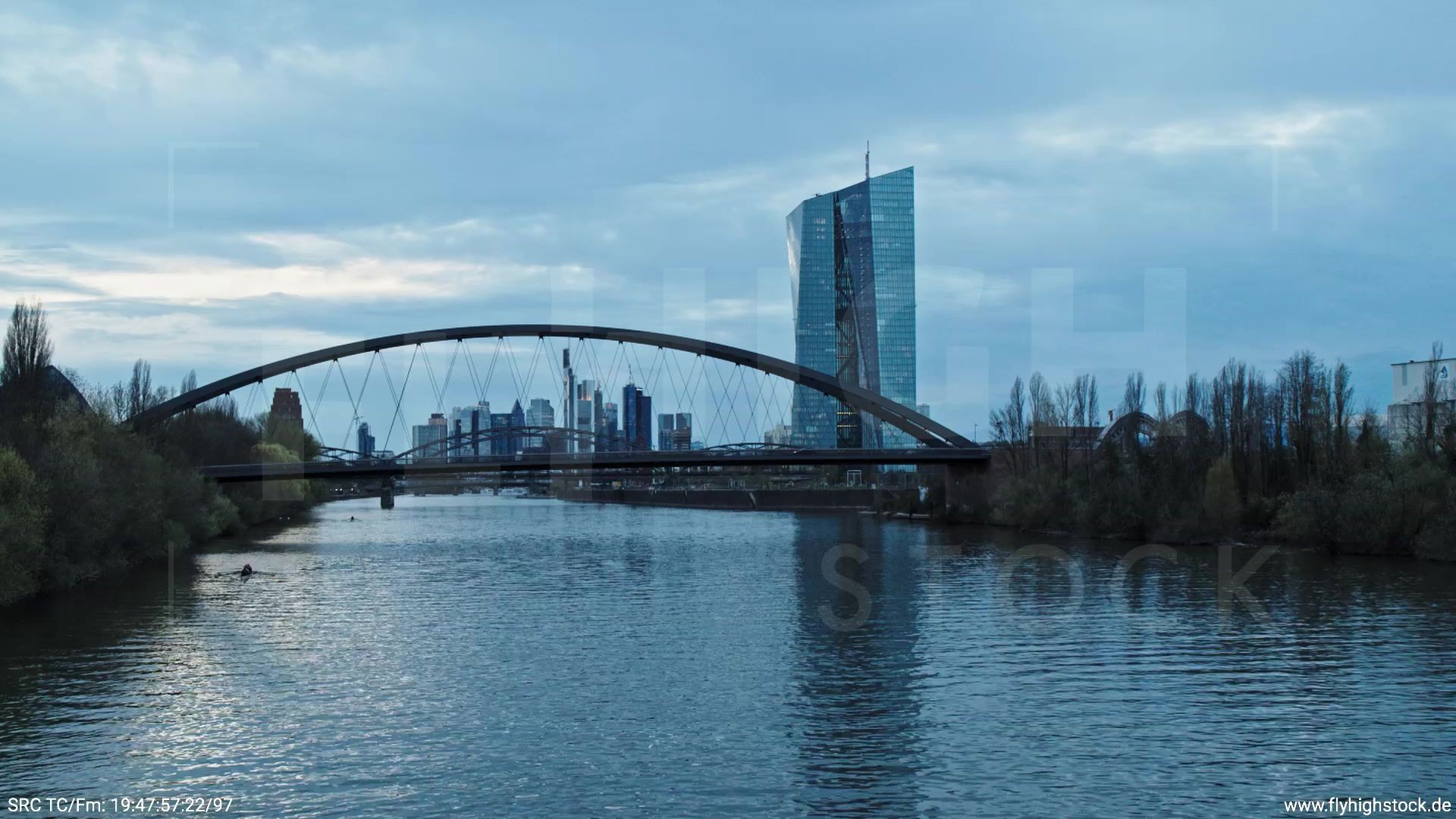 Frankfurt Osthafenbrücke Hub Skyline abends 17