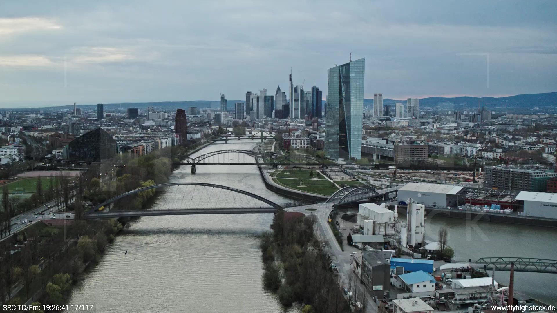 Frankfurt Osthafenbrücke Zuflug Skyline tagsüber 16