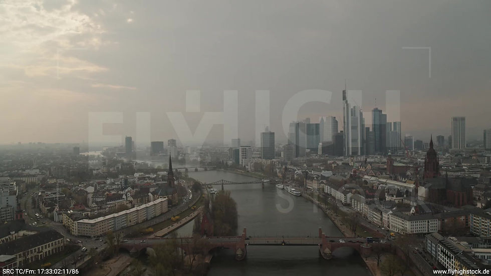 Frankfurt Alte Brücke Zuflug Skyline tagsüber 6