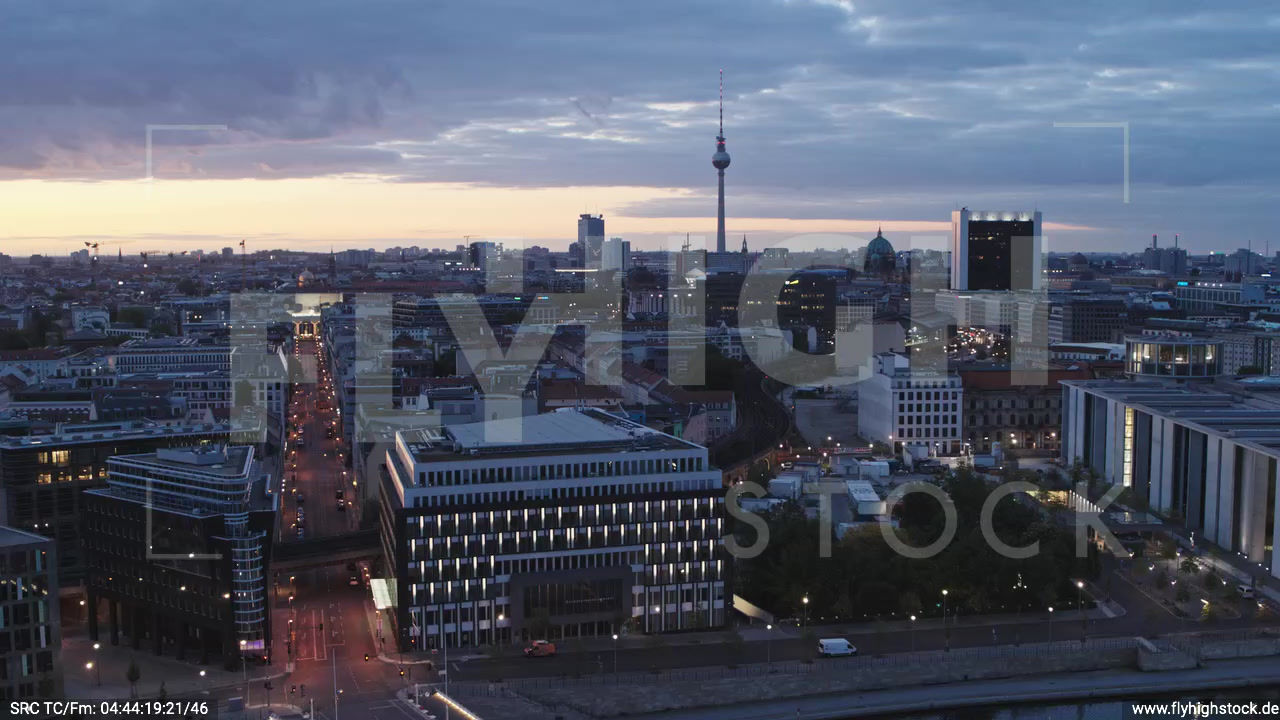 Berlin Spreebogenpark Ost Skyline Zuflug nach unten morgens D036_C013