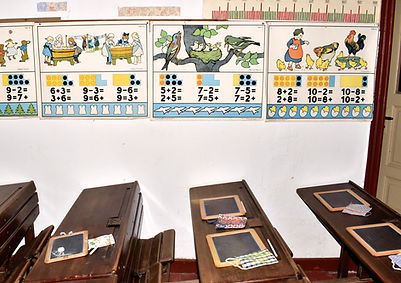 Schulbänke im Schulgebäude