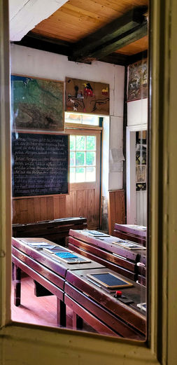 Historische Schulbänke mit Schiefertafeln im Schulmuseum Oersdorf