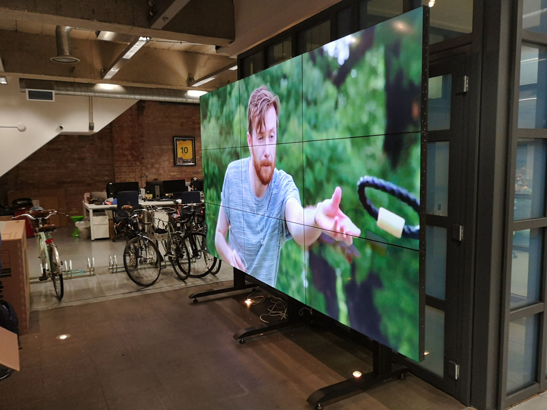 freestanding Video wall 3x3