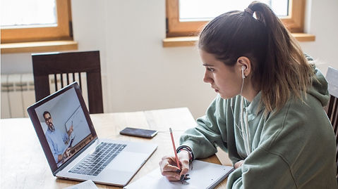 Alumna Estudiante en Videoconferencia.jpg