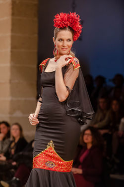 pasarelajerez18-trajenegrorojo