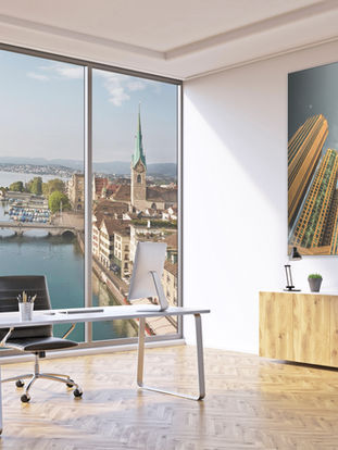 Grossformatiges Akustikbild mit Hochhaus-Motiv in einem modernen Büro mit Zürich-Panorama-Fenster – kombiniert Raumgestaltung mit Schallabsorption.
