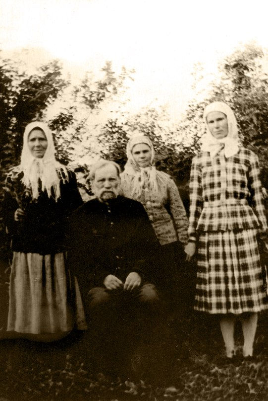 Прапрадід Борисенко Іван Семенович з внуками на 1 фото і доньками – на 2, 1950-ті рр.