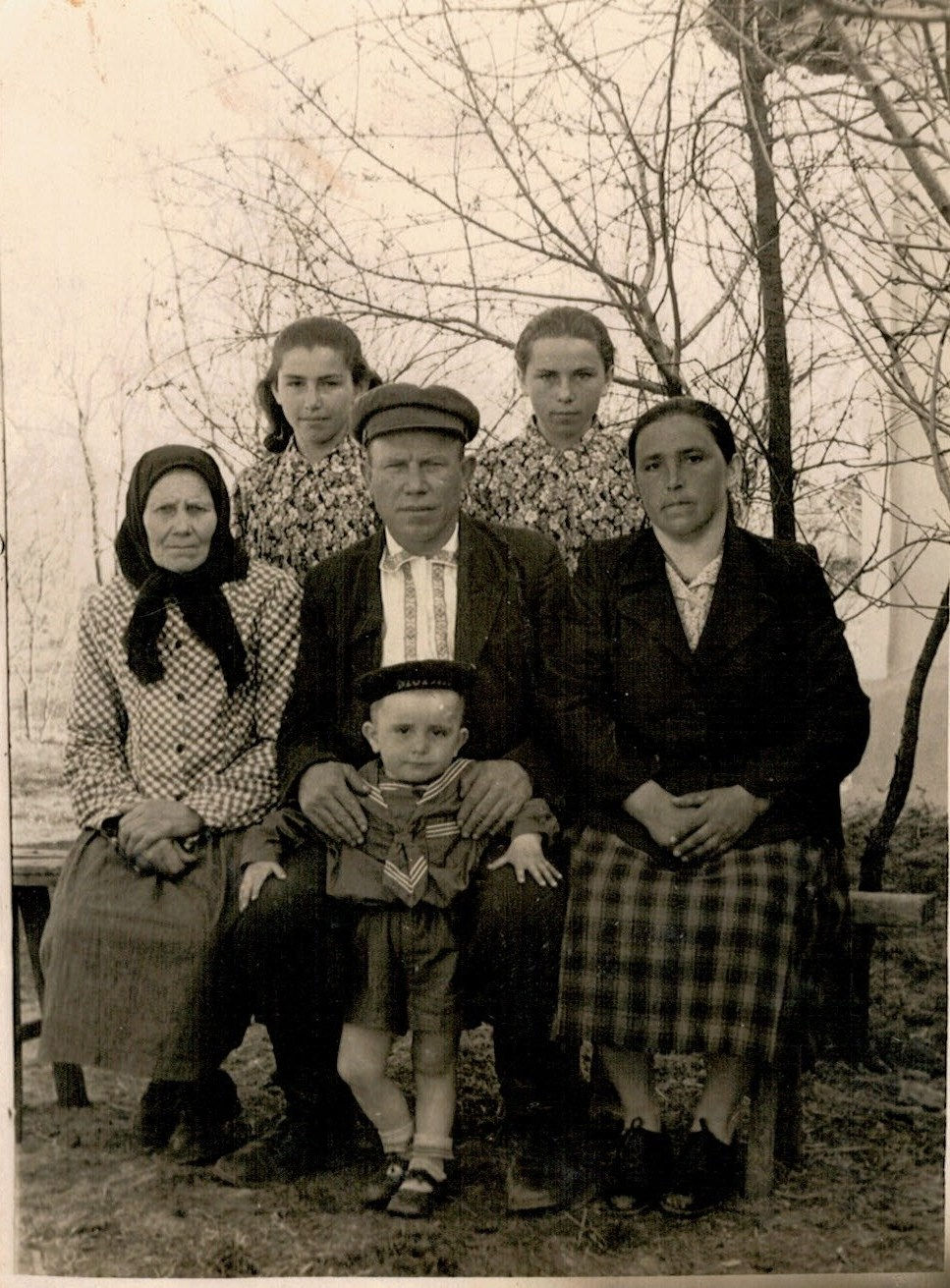 1 фото – прадід Бондаренко ІІ – Микола Якович з родиною, кін. 50-х рр. 2 фото – підпису зі звороту фото прадіда з Харкова, 1953 р.