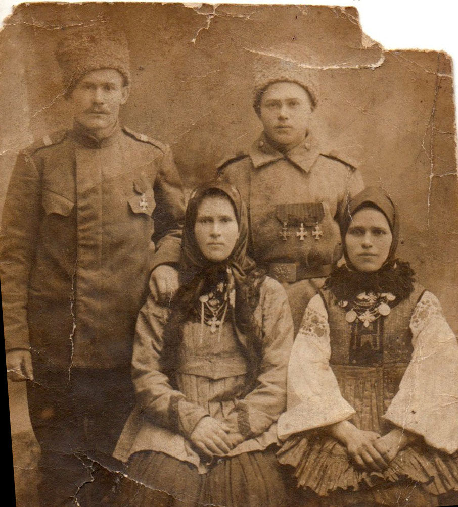 Зліва прапрабаба Борисенко (Циган) Серафима Миронівна, прибл. 1916-1918 рр. Орина Григорівна Циган і Серафима Миронівна Циган – двоюрідні сестри.