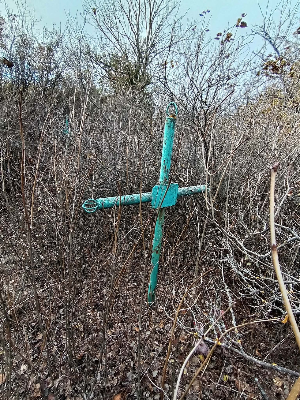 Хрест із зафарбованою табличкою