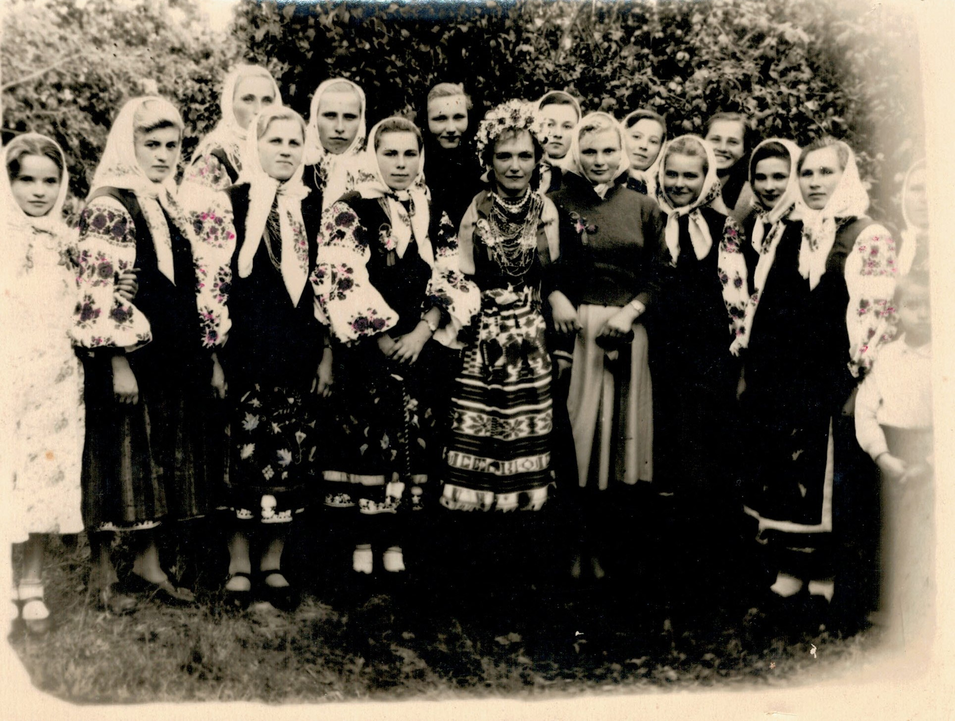 Серед дружок на весіллі – Бондаренко Катерина Миколаївна (баба Катя) зліва від нареченої, кін. 1950-х – поч. 1960-х