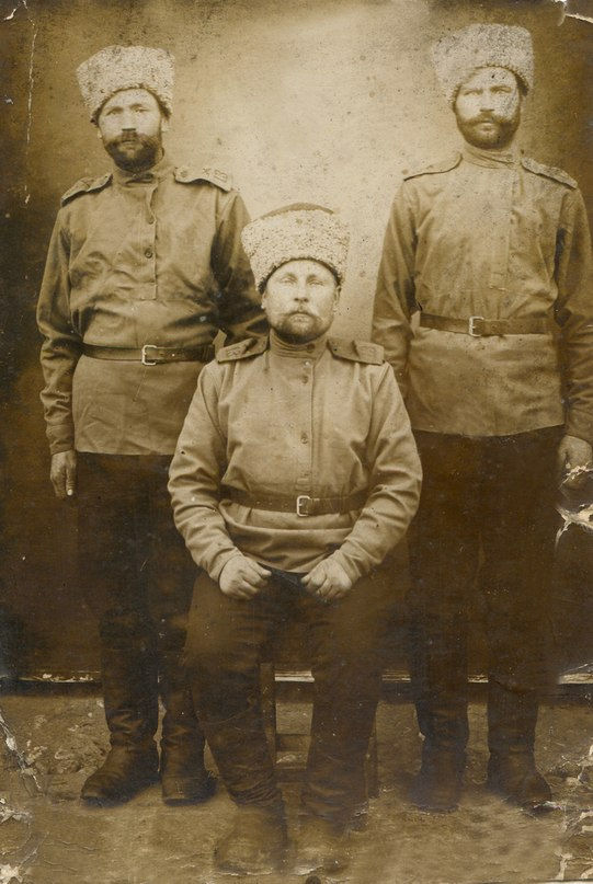 Прапрадід Борисенко Іван Семенович. 1 фото – зліва, учасник Першої світової війни. 2 фото – зліва, його 1-ша дружина (прапрабаба Циган Орина Григорівна – зліва).
