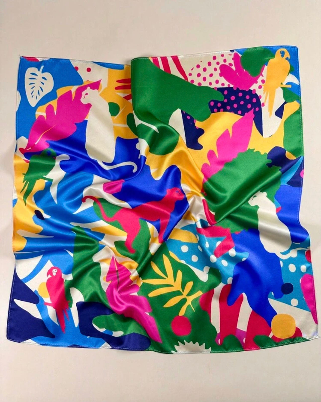 Pañuelo satinado en print de leopardo 