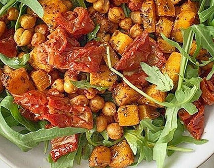 Salát z cizrny a dýně s medovo-kurkumovým dresingem