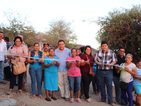 Entrega alcalde dos obras sanitarias - Apatzingán