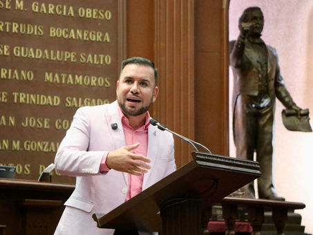 Plantea Reyes Galindo regular uso de celulares en escuelas primarias y secundarias de Michoacán