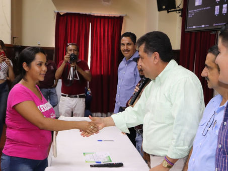 Premian a los ganadores de la campaña “Un árbol por nuestro futuro”