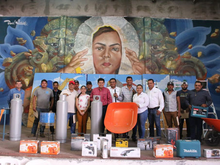 Raymundo Arreola Ortega entrega apoyos a migrantes