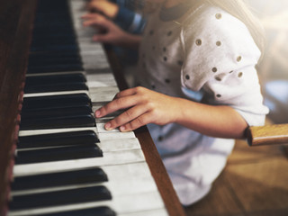 Substitua os celulares e tablets de seus filhos por instrumentos musicais!