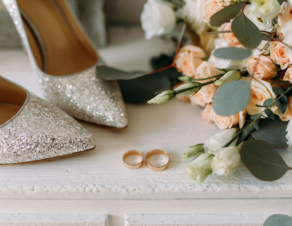 Zoom sur les accessoires d’un mariage : alliances, chaussures et bouquet