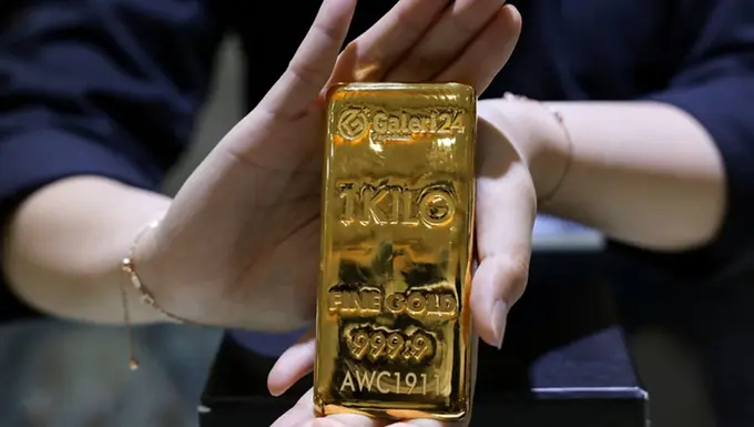 Gold drifts higher as Iran, US agree to halt war