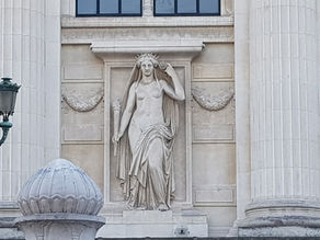 Sur l'intérêt légitime requis pour déroger aux principes de dévolution et de fixité du nom...