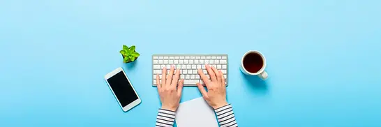 mujer-trabaja-oficina-sobre-fondo-azul-espacio-trabajo-conceptual-trabajando-computadora-i