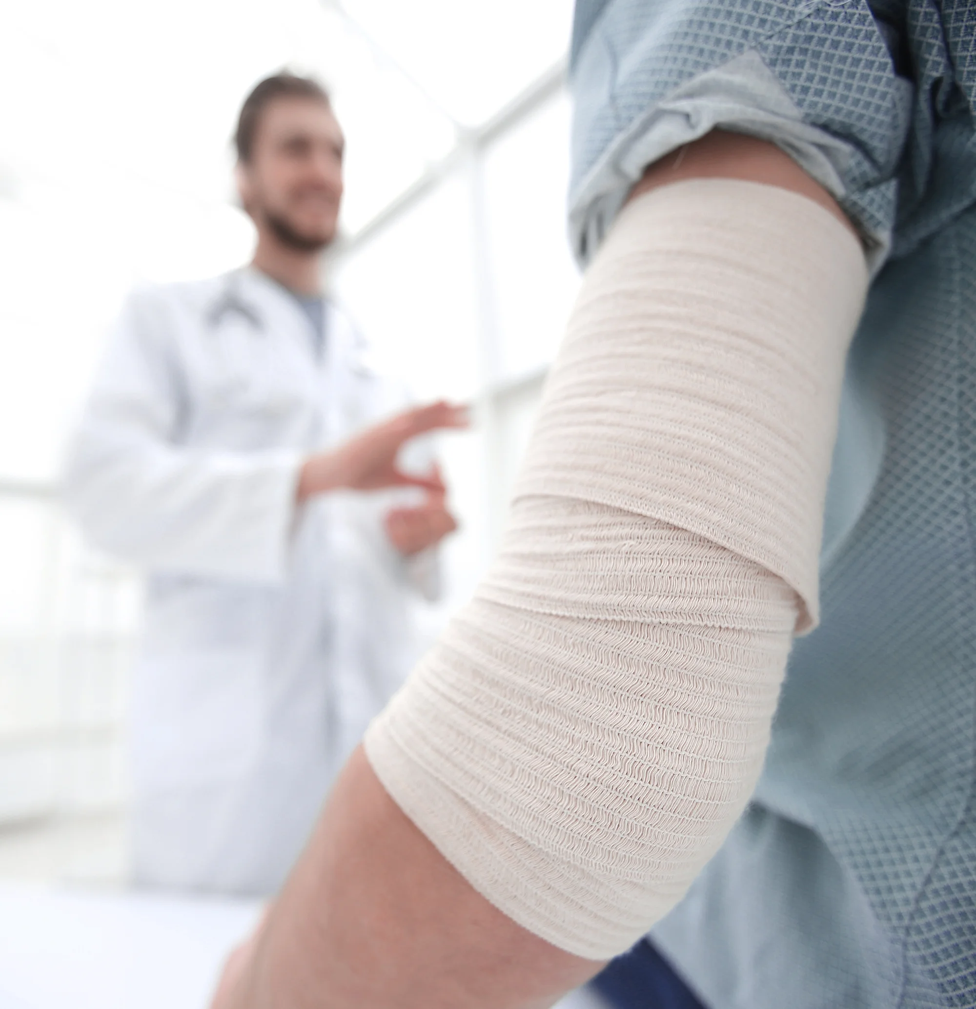 orthopedist-talking-with-the-patient.webp