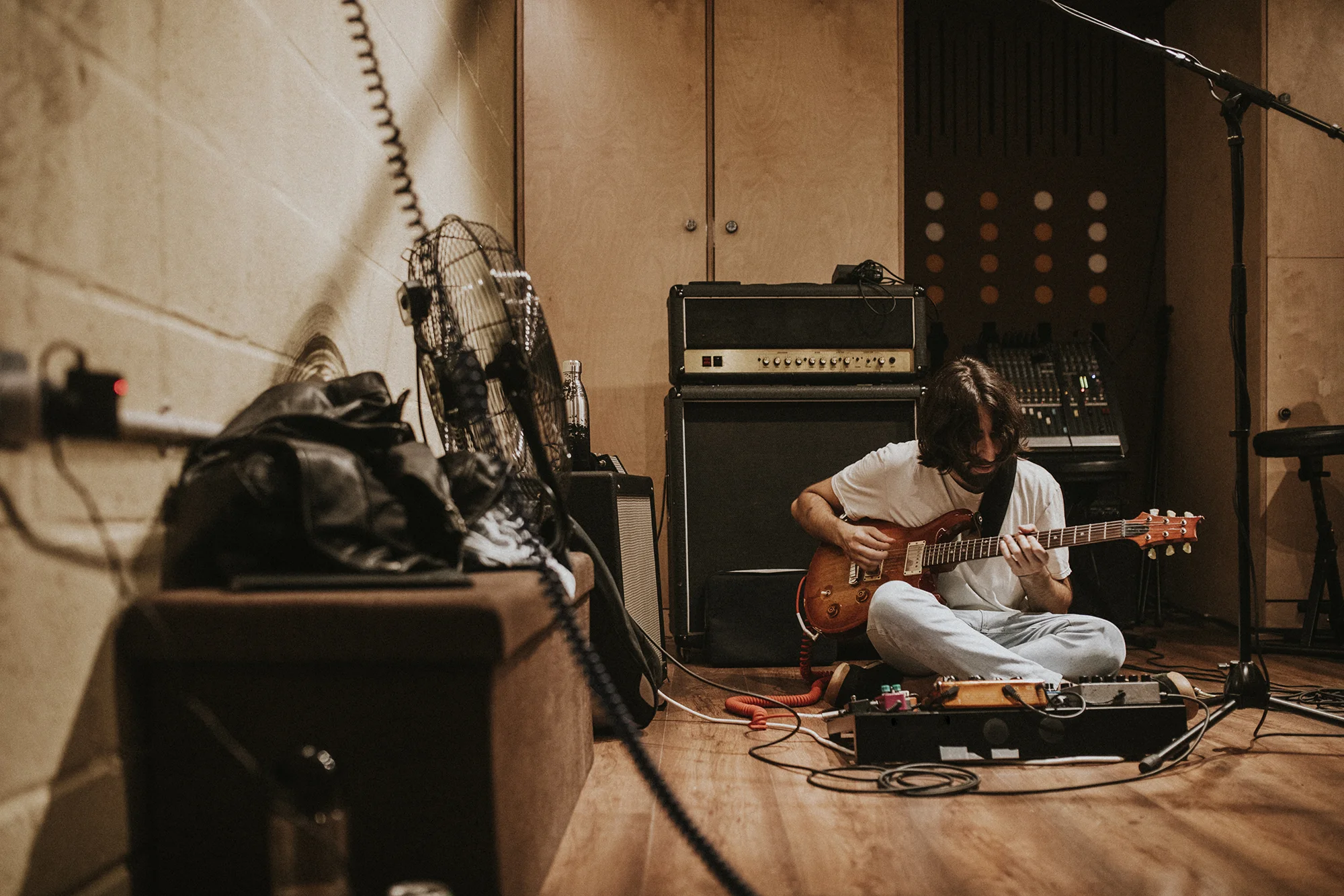 guitarist-recording-rock-music-in-studio-sitting-on-the-floor.webp