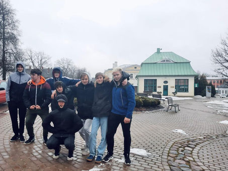 Jaunieši kopā ar skolotāju L.Sudrabu apmeklē Alūksni