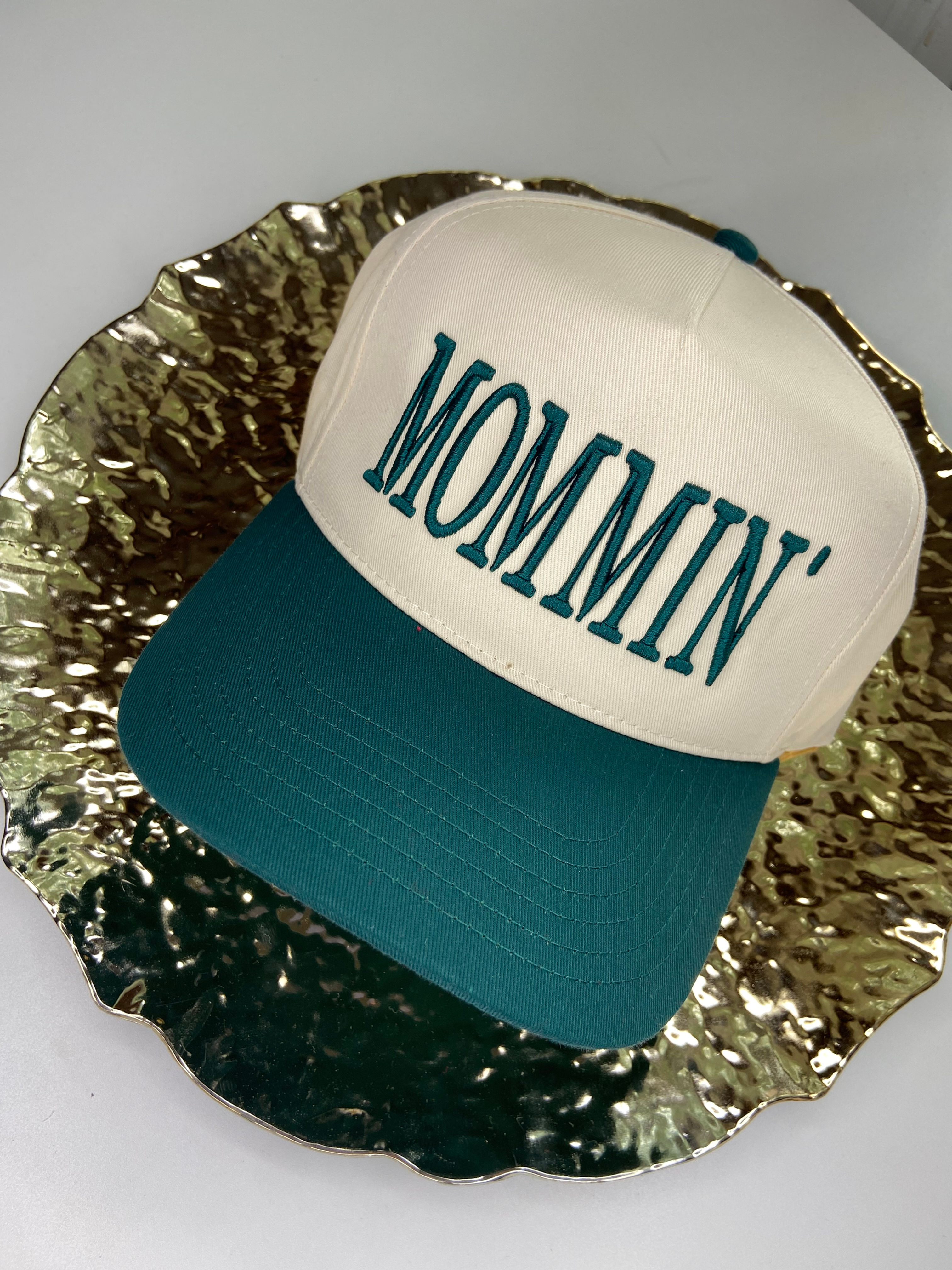 MOMMIN' TRUCKER HAT
