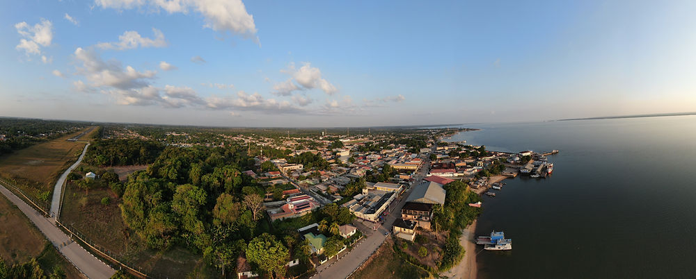 Vista aérea de cidade com edifícios e água