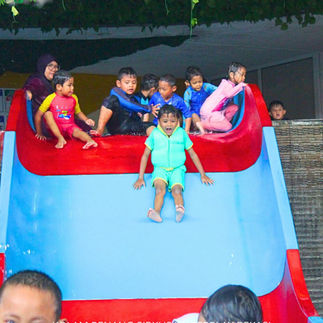 anak anak berenang di kolam kiddypool sirkus waterplay bekasi