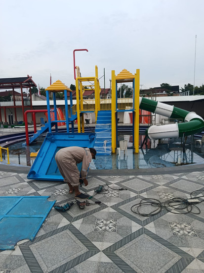 Instalasi waterslide waterpark