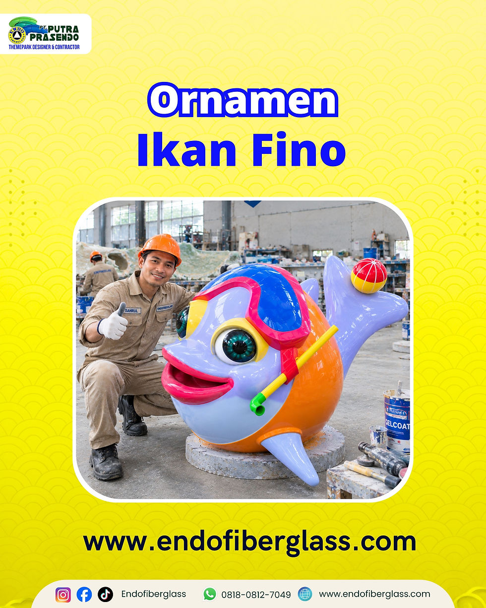 Pekerja berseragam oranye memberi jempol di samping ornamen ikan fiberglass warna cerah di bengkel; teks: Ornamen Ikan Fino.